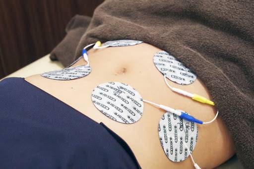 EMS(エイトレ)でインナーマッスルの働きを検査している様子